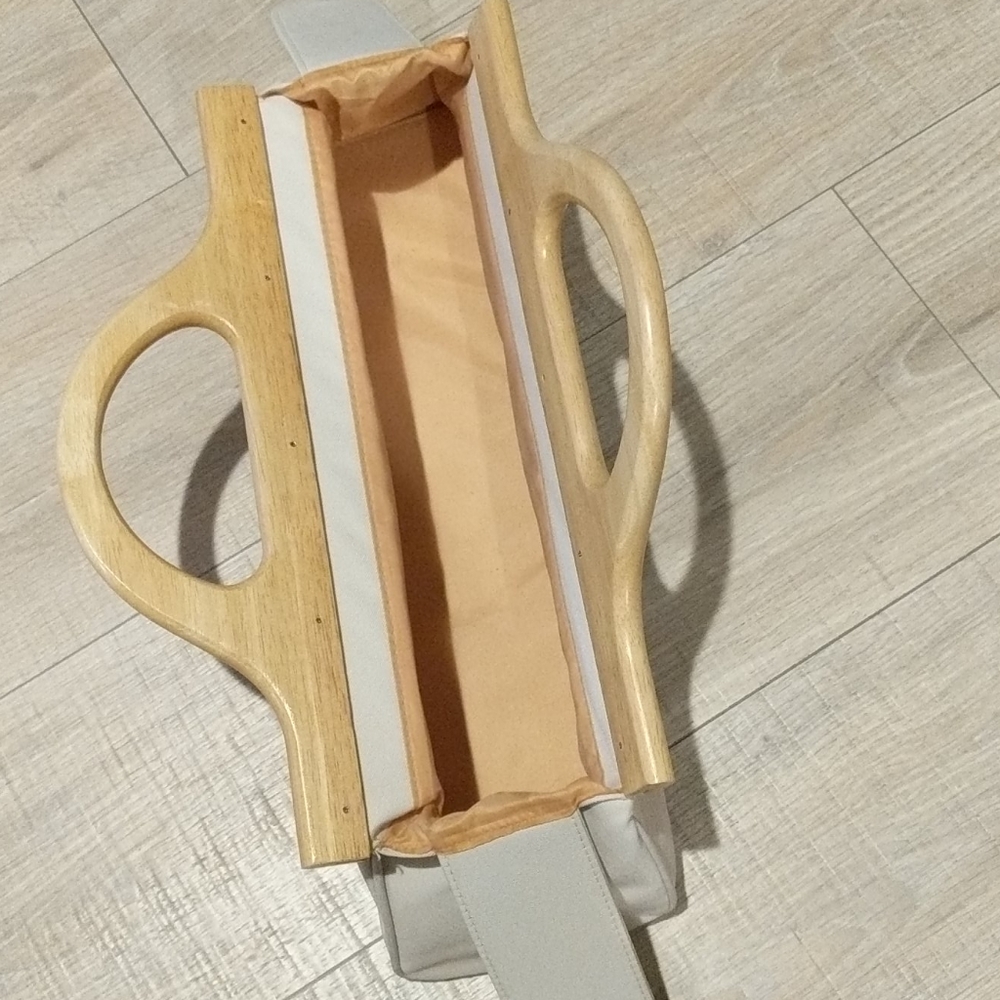 Cute white purse with wooden handles! - Picture 7 of 11